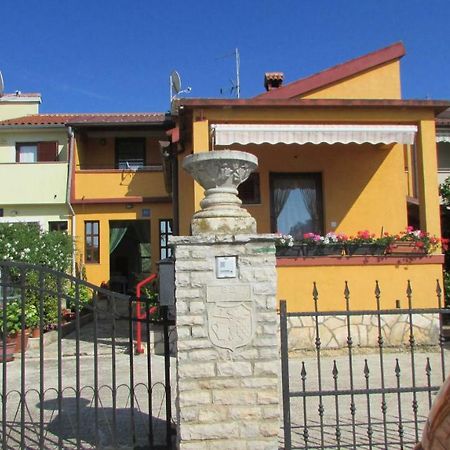 Apartmani Petunia Фажана Екстер'єр фото